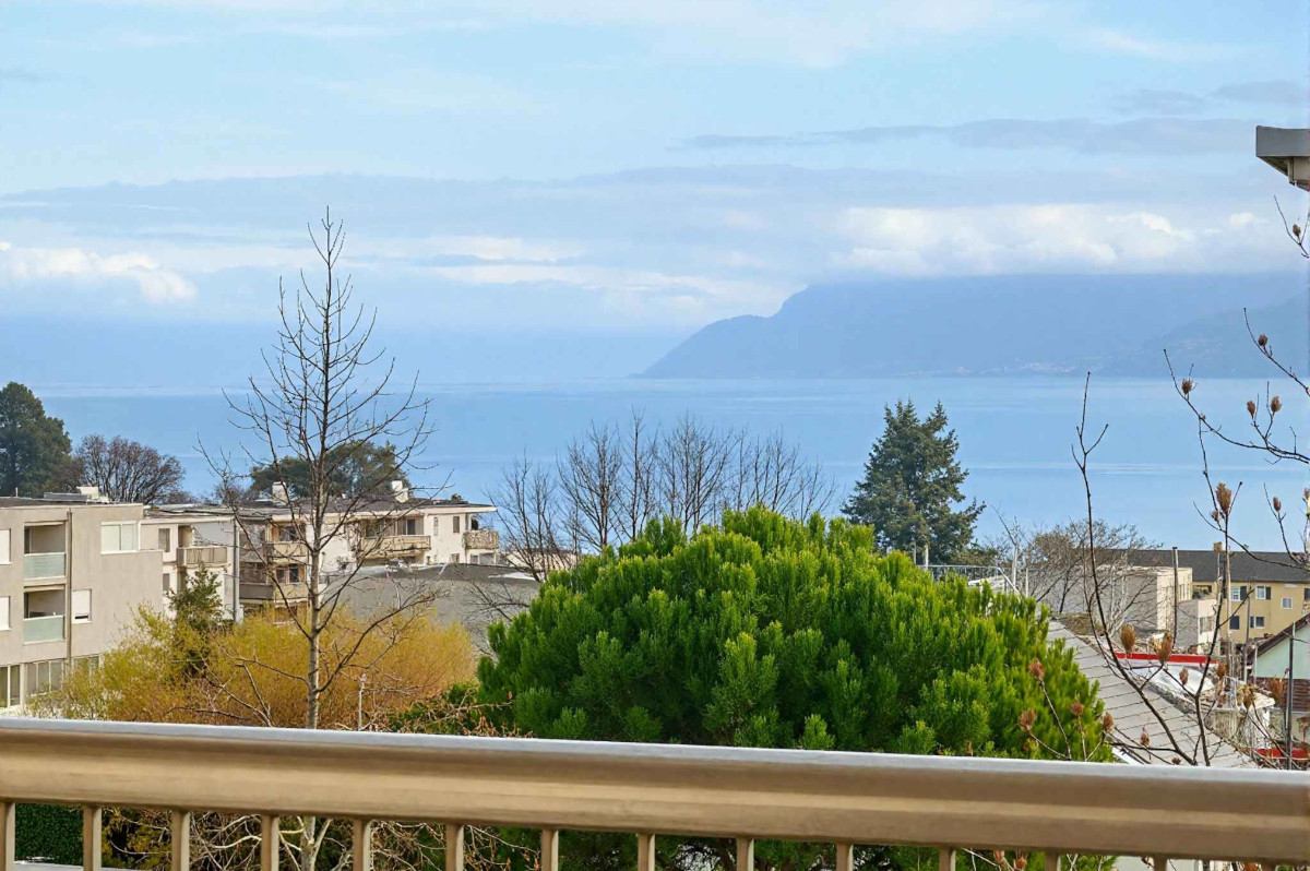 Magnifique attique en duplex avec belles échappées lac!